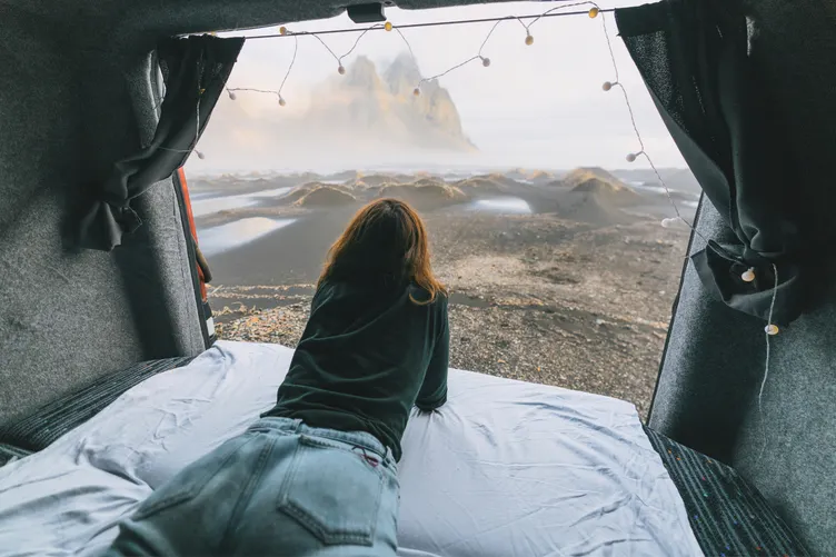 Een vrouw geniet van het uitzicht in IJsland